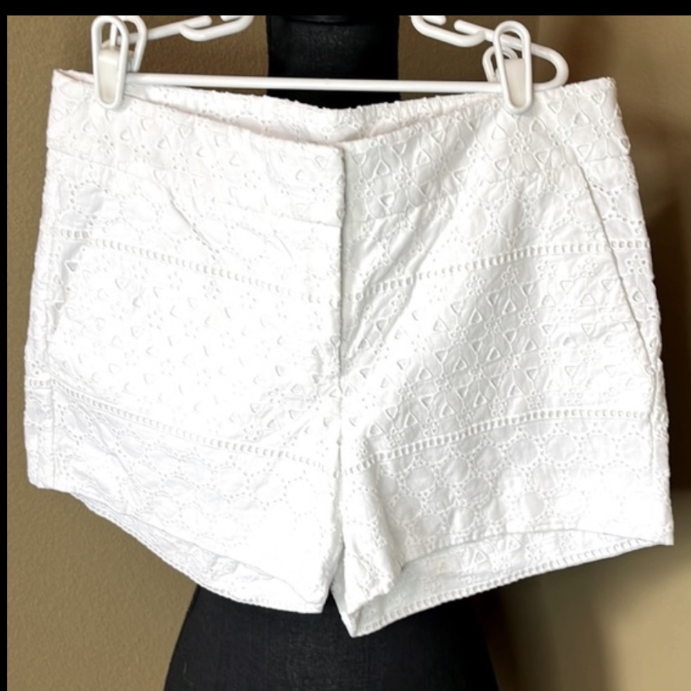 CREMIEUX white eyelet shorts fully lined size 6, 3 1/2 inseam, dressy, casual